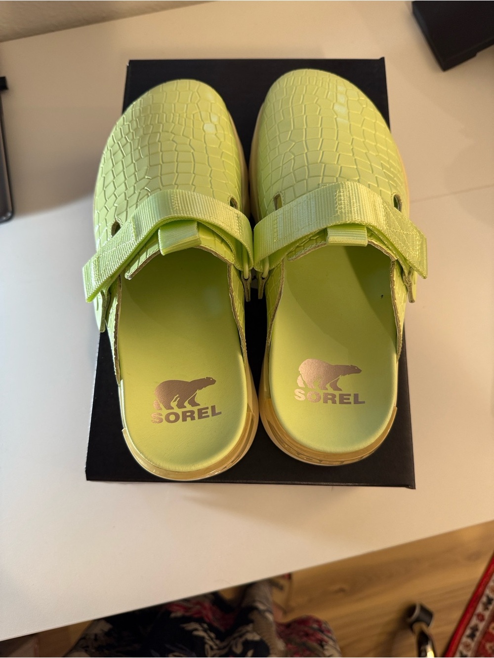 Sorel women Luminous Lime /honey white adjustable Clog Sandals size 8